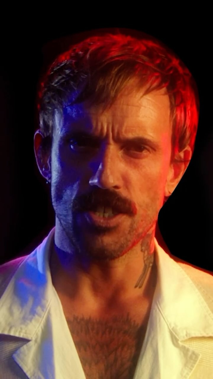 wokalista zespołu idles - joe talbot