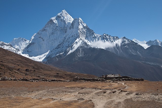 Ama Dablam od strony północno-zachodniej